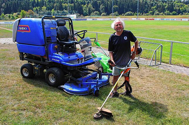 Sigmund Vögtle, hier auf einem Bild von 2018, umgeben von dem Arbeitsgerät zur Pflege des Rasens beim FC Hüfingen. Dort ist er ...