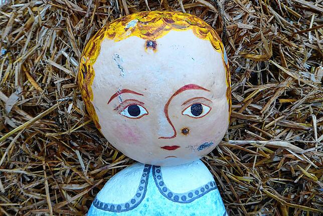 In eine Krippe hat Verena Keller eine Kinderfigur aus zwei Steinen gelegt. Das Gesicht weist Brandlöcher auf – vermutlich von ...