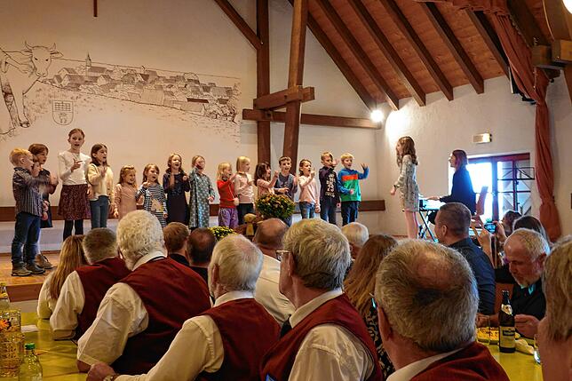 Der Kinderchor „Ohrwurm“ trägt auswendig Lieder mit Bewegung und Gesten im Bürgersaal St. Wendelin vor. Am E-Piano begleitet ihn Julia ...