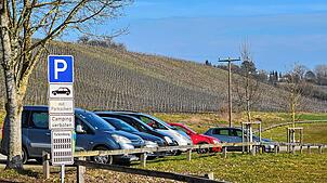 Ab 2026 steht auf den Schildern am Parkplatz am Rheinuferpark vermutlich nicht mehr „Parken mit Parkschein“, dann werden hier wohl die ...