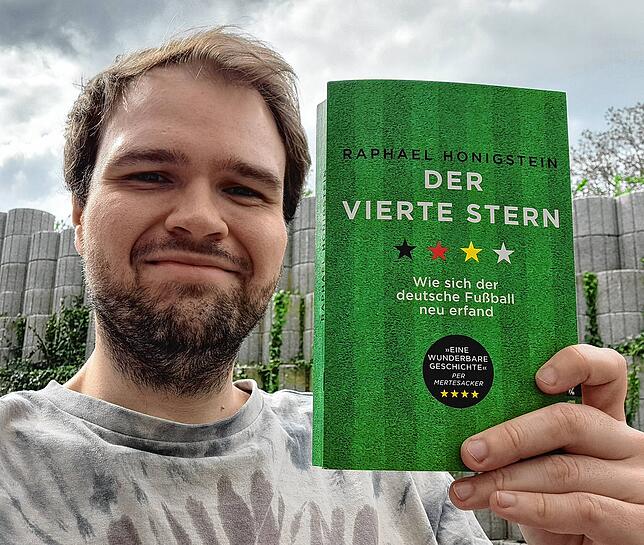 SÜDKURIER-Redakteur Daniel Vedder mit seinem Buchtipp: „Der vierte Stern – Wie sich der deutsche Fußball neu erfand“ von Raphael Honigstein.
