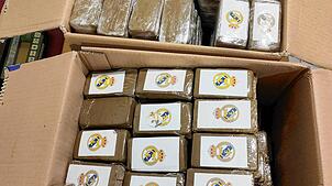 Auf zwei Kartons verteilt: über 500 Päckchen mit vermeintlichem CBD. Beklebt mit dem Wappen von Real Madrid.