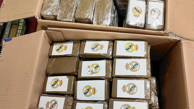Auf zwei Kartons verteilt: über 500 Päckchen mit vermeintlichem CBD. Beklebt mit dem Wappen von Real Madrid.