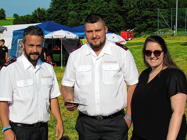 Marco Jäger (Mitte) und seine Freundin Elena erhielten von Kommandant Andreas Fleckenstein (links) ein Anerkennungspräsent.