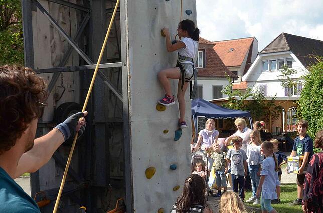 Auch die Kletterwand gehört zu den besonderen Attraktionen des Stadtfests &ndash; allein schon weil sich hier auch schon die Jüngeren ...