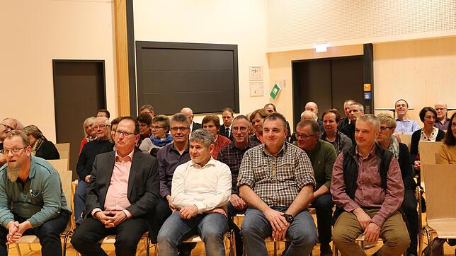 Zahlreiche Besucher nehmen an der Bürgerversammlung in Unterbränd teil.