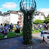 Festgottesdienst zum Schwyzertag 2020 im Freien: Pfarrer Ulrich Sickinger (rechts) zelebrierte die Feier im Tiengener Schlossgarten mit ...