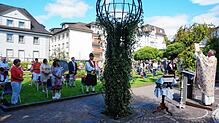 Festgottesdienst zum Schwyzertag 2020 im Freien: Pfarrer Ulrich Sickinger (rechts) zelebrierte die Feier im Tiengener Schlossgarten mit ...