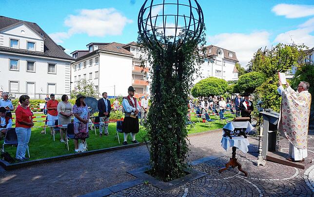 Festgottesdienst zum Schwyzertag 2020 im Freien: Pfarrer Ulrich Sickinger (rechts) zelebrierte die Feier im Tiengener Schlossgarten mit ...