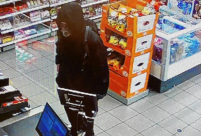 Der unbekannte Täter des Überfalls auf die Kreuzlinger Tankstelle.