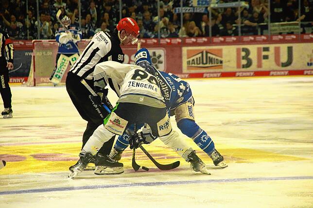 Bild 19: Fans, fliegende Fäuste und Feiern &ndash; Bilder vom 5:1 der Wild Wings gegen Straubing