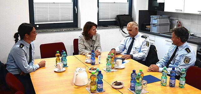 Die Parlamentarische Staatssekretärin Rita Schwarzelühr-Sutter (Zweite von links) informiert sich auf dem Revier der Bundespolizei in ...
