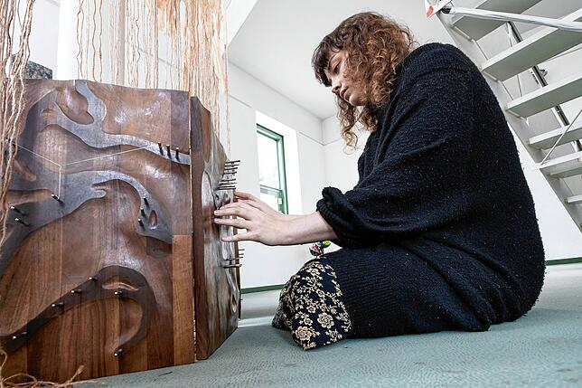 Die Klangkünstlerin Lilja María Ásmundsdóttir in ihrer Installation „Hidden Trails“.