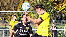 Der SV Denkingen (Julius Reichle, rechts) hat den SV Mühlhausen (Milosz Bernard Antas mit 6:0 auch in der Höhe verdient besiegt.