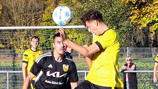 Der SV Denkingen (Julius Reichle, rechts) hat den SV Mühlhausen (Milosz Bernard Antas mit 6:0 auch in der Höhe verdient besiegt.