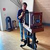 Philipp Güntert, neuer Mitarbeiter im Stadtmuseum Stockach, mit der Originalkamera von Gustav II. Hotz, die auch den Ausstellungsflyer ...