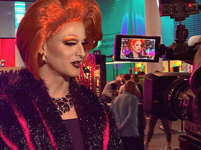 Eine Drag-Queen präsentiert sich auf der Bühne des Village.
