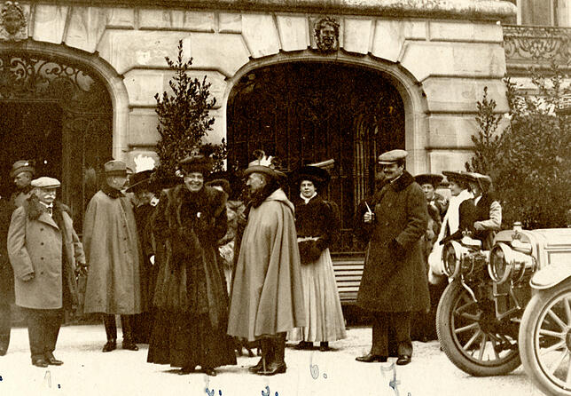 Da war die Welt der Hohenzollern noch in Ordnung: Wilhelm II. (Mitte, rechts) besucht 1908 das Haus Fürstenberg in Donaueschingen. Der ...