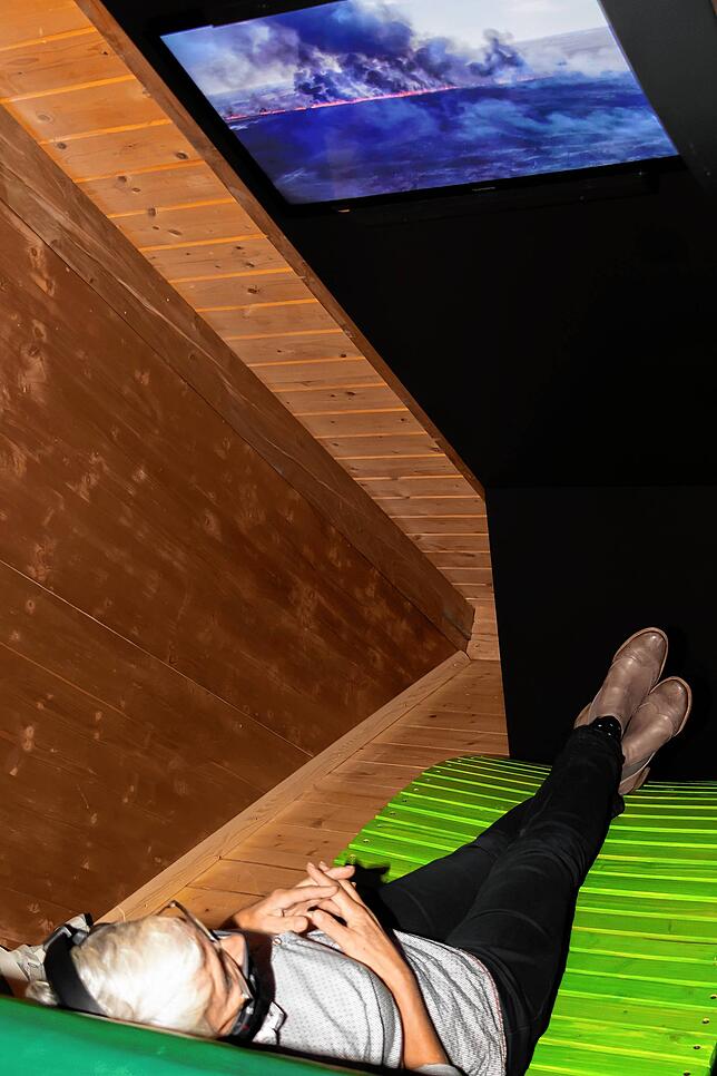 Die Videoinstallation von Manuel Seidler lädt in der Ausstellung zum Verweilen ein.