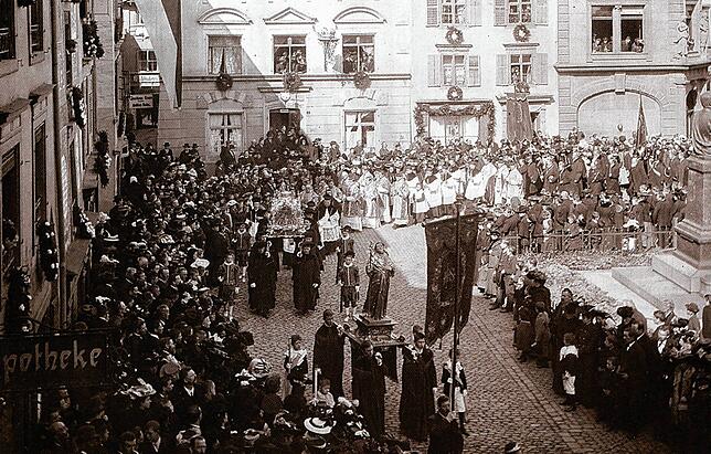 Fridolinsfest: Bewegende Momente spielten sich auf dem Platz vor dem Münster beim Fridolinsfest 1946 ab, als die Grenze für einen Tag ...