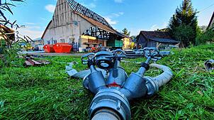 Es war ausreichend Wasser vorhanden, um das brennende Bauernhaus in Billafingen zu löschen. Am Freitagmorgen musste die Feuerwehr noch ...