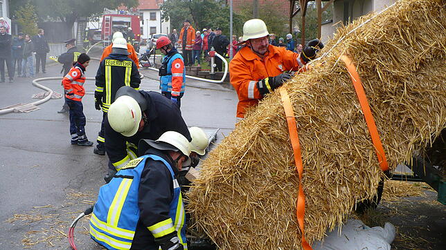 Nicht nur bei Einsätzen vor Ort ist die Feuerwehr vermehrt gefordert (hier übt die Wehr bei der Herbstprobe), auch der bürokratische ...