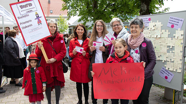 Gertrud Bernauer-Eckert, Ulrika Schirmaier und Karin Höhl (rechts hinten) beim friedlichen Protest für die Gleichberechtigung von ...