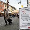 Da die Schweizer keine Maskenpflicht haben, weisen Konstanzer Geschäfte auf die deutsche Regelung hin.