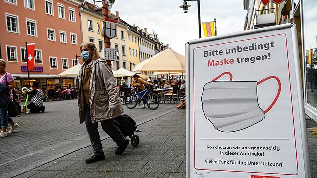 Da die Schweizer keine Maskenpflicht haben, weisen Konstanzer Geschäfte auf die deutsche Regelung hin.