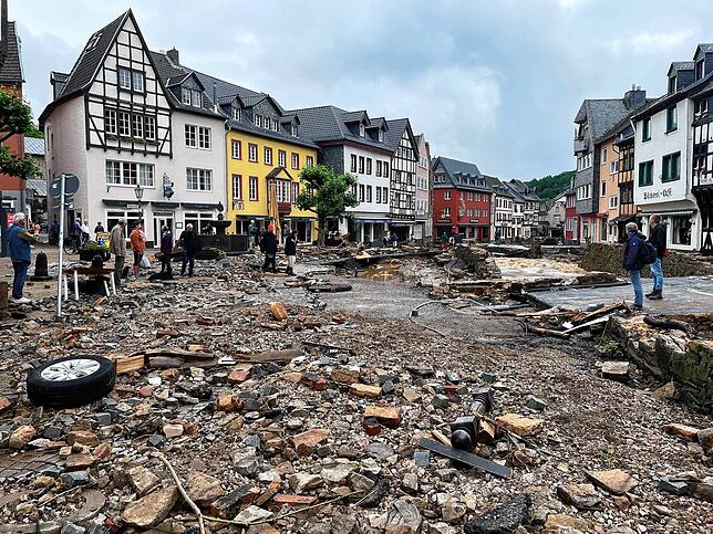 Blick in eine Straße in Bad Münstereifel in Nordrhein-Westfalen nach schweren Regenfällen und dem Hochwasser der Erft.