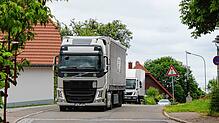 Ein großer Lastwagen auf der Ortsdurchfahrt von Buchenberg. Der überörtliche Schwerlastverkehr soll die Umleitung eigentlich großräumig ...