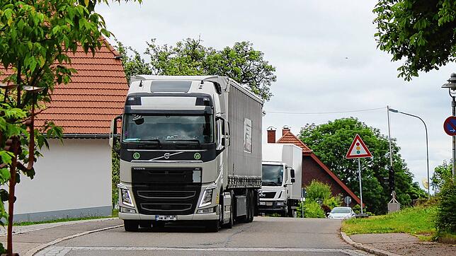 Ein großer Lastwagen auf der Ortsdurchfahrt von Buchenberg. Der überörtliche Schwerlastverkehr soll die Umleitung eigentlich großräumig ...