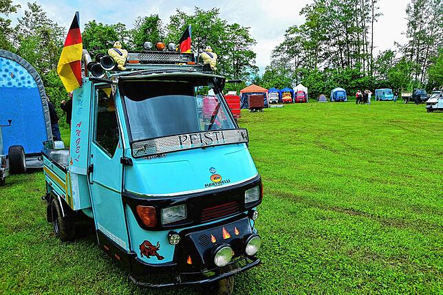 Aufgepimpt wie ein Truck, ist aber „nur“ eine Ape. Rund 30 dieser Fahrzeuge auf drei Rädern machten jetzt auf dem Campingplatz in ...