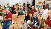 Beim Kinderkonzert des Musikvereins Mönchweiler im Rahmen des Kinder- und Familientages der Gemeinde dürfen die Jüngsten ganz nahe an ...