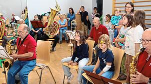 Beim Kinderkonzert des Musikvereins Mönchweiler im Rahmen des Kinder- und Familientages der Gemeinde dürfen die Jüngsten ganz nahe an ...