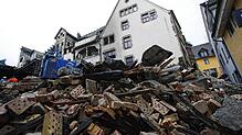Verkohltes Holz, Ziegel, Betonblöcke: Hinter dem Stadler-Haus türmen sich die Überreste des Rückgebäudes. Dieses war nicht mehr zu ...