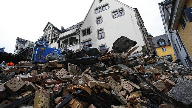 Verkohltes Holz, Ziegel, Betonblöcke: Hinter dem Stadler-Haus türmen sich die Überreste des Rückgebäudes. Dieses war nicht mehr zu ...