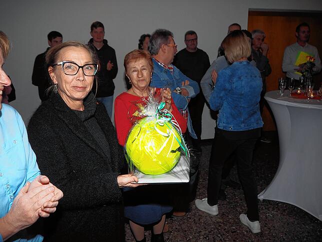 Lehrerin Babette Leifeld erhält stellvertretend für die Lehrer einen Volleyball.