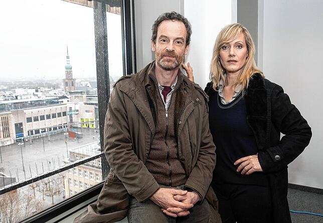 Jörg Hartmann und Anna Schudt (hier 2019 am Rande von Dreharbeiten) waren zusammen im Tatort zu sehen, nun stehen sie gemeinsam auf der ...