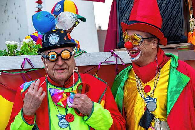 Der Fischbacher Samstag lebt auch vom Engagement der Bürger: Walter Stehle und Simon Arnegger organisieren den Wagen des Spaltensteiner ...