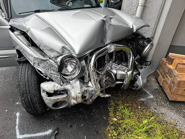Die Schäden am Auto zeigen, wie heftig der Aufprall an der Garagenmauer gewesen sein muss.
