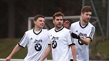 Tannheimer Jubel nach den 2:1 durch Ferdinand Schmid (rechts). Der FC Tannheim schickte Schlusslicht FC Gütenbach mit 7:1 klar ...