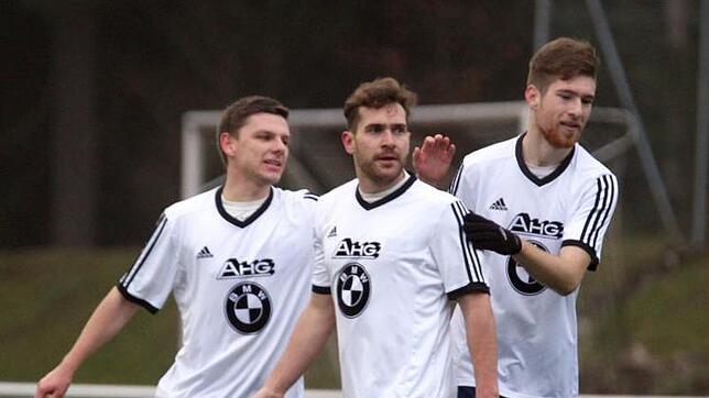 Tannheimer Jubel nach den 2:1 durch Ferdinand Schmid (rechts). Der FC Tannheim schickte Schlusslicht FC Gütenbach mit 7:1 klar ...