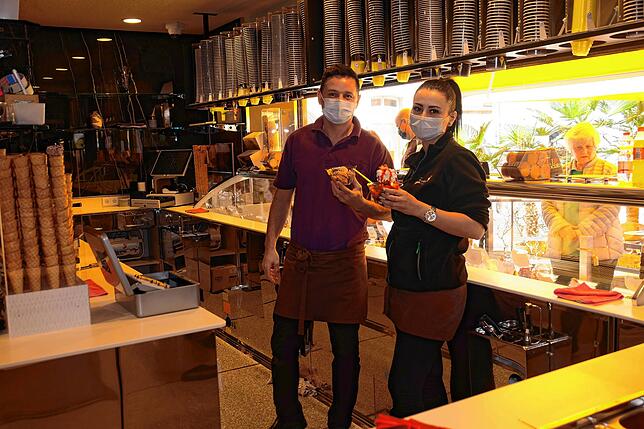 Marco Garau, der Inhaber des Überlinger Eiscafés Cristallo, hat sein Personal für die kommende Saison erst einmal auf zwei Mitarbeiter ...