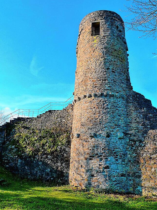 Das markanteste an der Burgruine Bärenfels ist ihr runder Turm. Der Zugang führt über die alte Schildmauer. Im Turminnern führen 43 ...