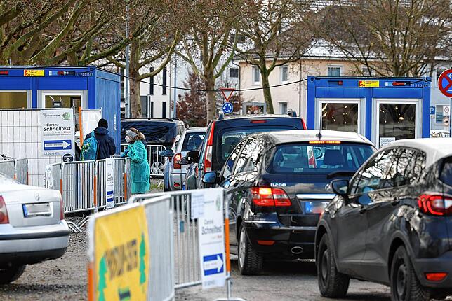 Auch im Drive-In-Testzentrum auf dem Messeplatz in Radolfzell werden derzeit zahlreiche Menschen auf Corona getestet.