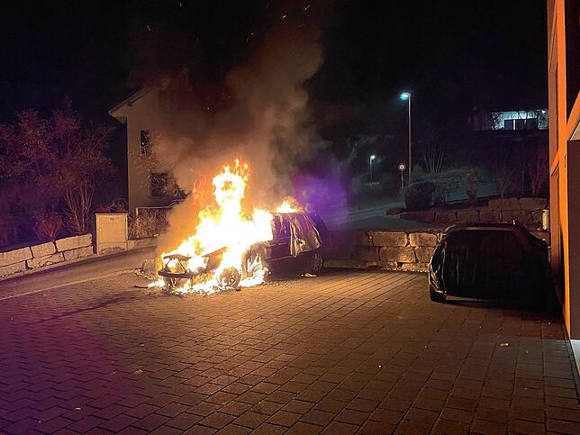 Am Dienstag, kurz nach 01.05 Uhr, geriet ein Auto in Bubendorf in Brand. Personen wurden keine verletzt. Das Fahrzeug erlitt Totalschaden.