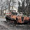 Ein zerstörter militärischer Mannschaftstransportwagen steht auf dem zentralen Platz der Stadt Makariw, 60 Kilometer westlich von Kiew, ...