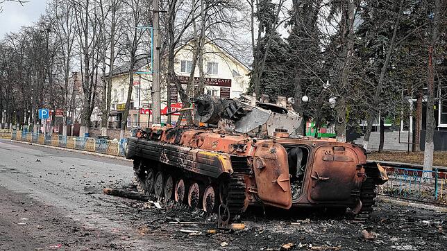 Ein zerstörter militärischer Mannschaftstransportwagen steht auf dem zentralen Platz der Stadt Makariw, 60 Kilometer westlich von Kiew, ...