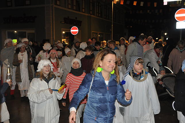 Bild 13: Hemdglonker-Umzug in Markdorf: Hunderte Narren im weißen „Nachthemed“ – die besten Bilder!
